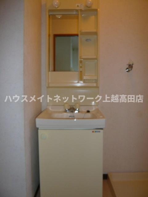 洗面設備　洗面化粧台（同室タイプ１２２号室の画像を掲載）