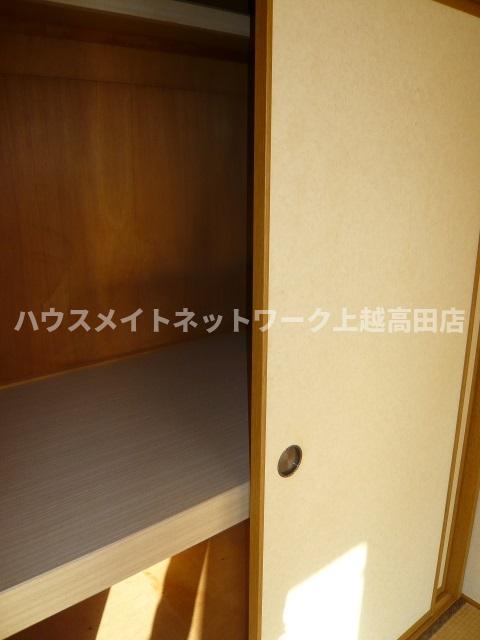 収納　押入れ（同室タイプ１２２号室の画像を掲載）