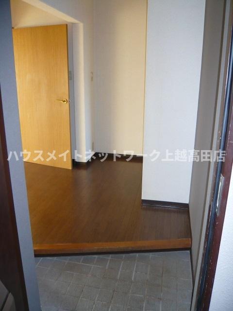 玄関　玄関（同室タイプ１２２号室の画像を掲載）