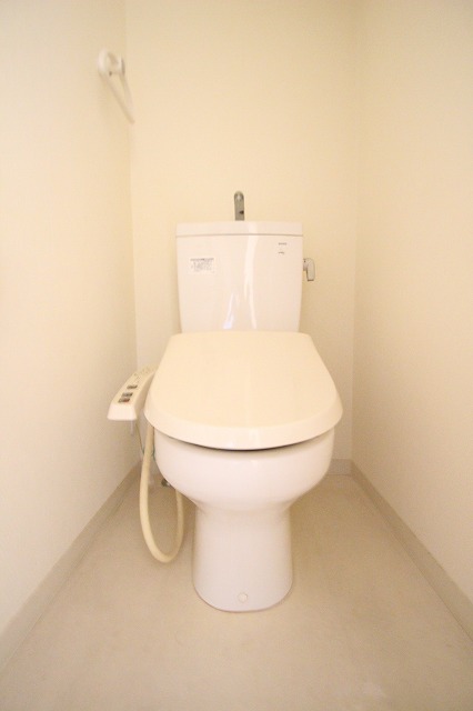 トイレ　別号室の写真です。