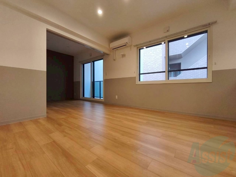 居室・リビング　木目のフローリングは落ち着きのある印象のお部屋になりますね。