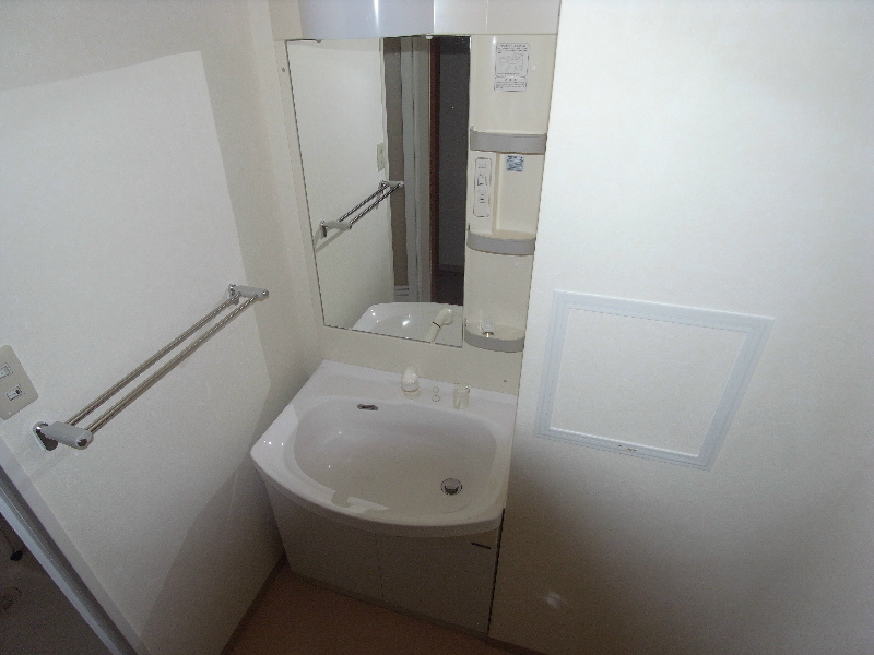 洗面設備　脱衣所　独立洗面台（シャンプードレッサー付）収納スペース有