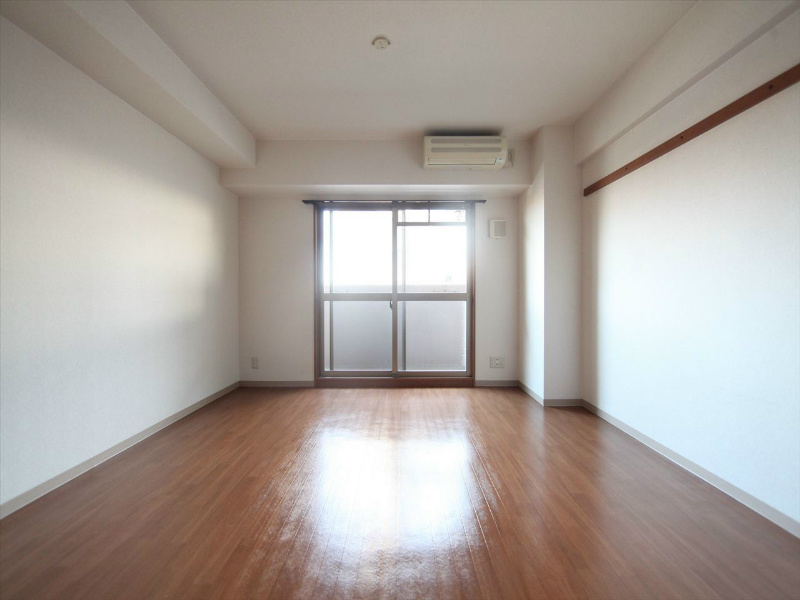 居室・リビング　洋室8帖　エアコン完備　南面バルコニー