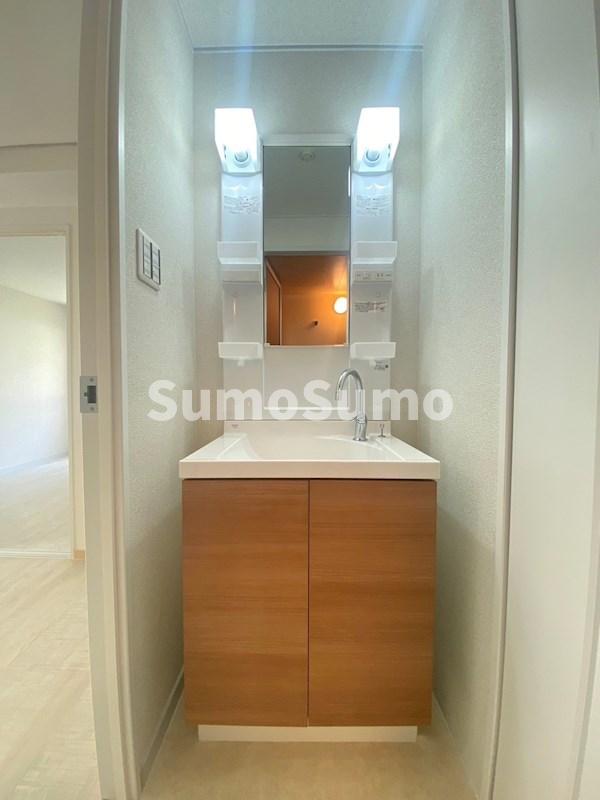 洗面設備　独立洗面台、朝の身支度には欠かせません