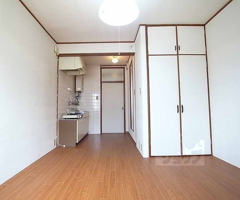 居室・リビング　洋室７．５帖・シンプルな造りのお部屋です。