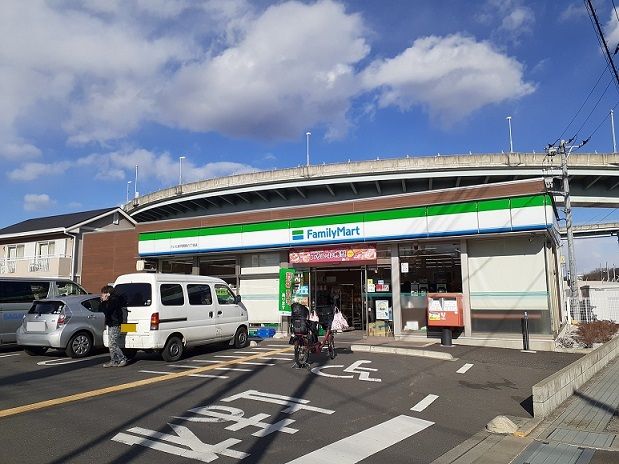 コンビニ　ファミマさいたま円阿弥6丁目店（コンビニ）まで800m