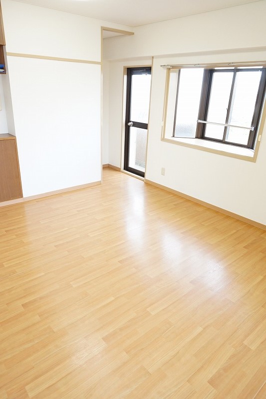 居室・リビング　LDKは10帖！カウンターキッチンで部屋の様子が見れるのも良