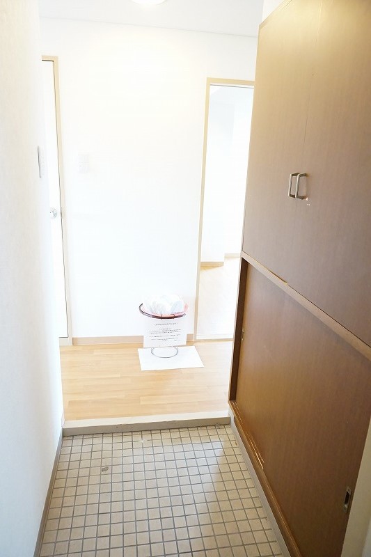 玄関　玄関は広めでゆっくり支度ができますね