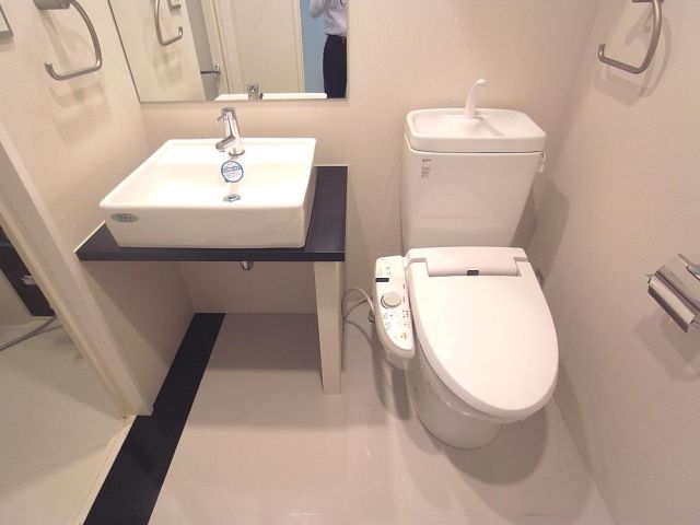 トイレ　洗面台とトイレが同じ空間にあります！