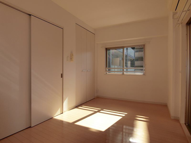 居室・リビング　落ち着いた色合いの床材を使用した居住空間です。