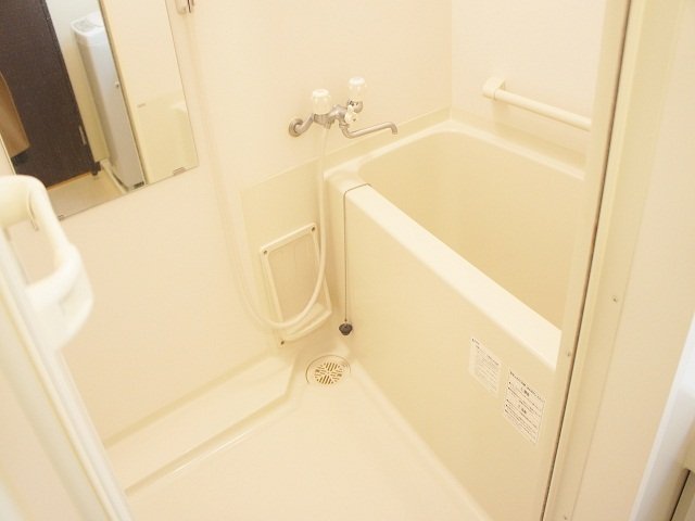 バス・シャワールーム　浴室乾燥機付きなので雨の日でも洗濯物が干せますよ！