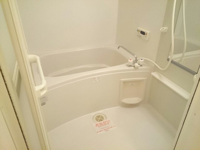 バス・シャワールーム　コンパクトで使いやすいお風呂です