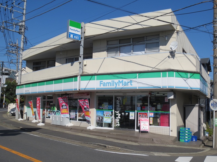 コンビニ　ファミリーマート（コンビニ）まで800m