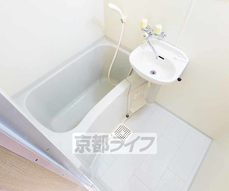 バス・シャワールーム　清潔感のあるバスルーム。