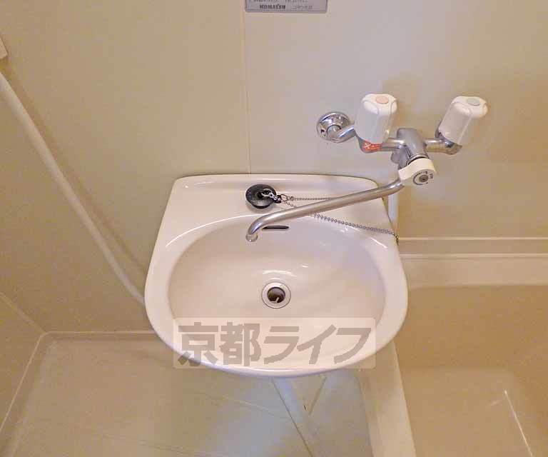 洗面設備　きれいな洗面台です