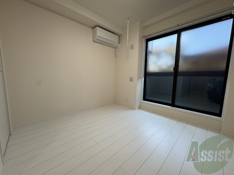 居室・リビング　西向きの大きめの窓から日差しがたっぷり入る明るいお部屋です。