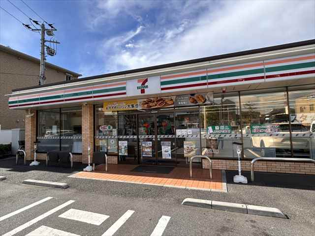 コンビニ　セブンイレブン（コンビニ）まで433m