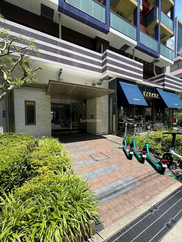 エントランス　落ち着いたエントランスです