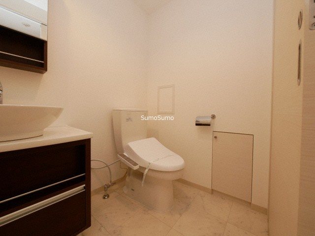 トイレ　落ち着いた色調のトイレです