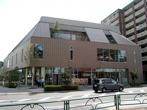 図書館　鶴川駅前図書館（図書館）まで910m