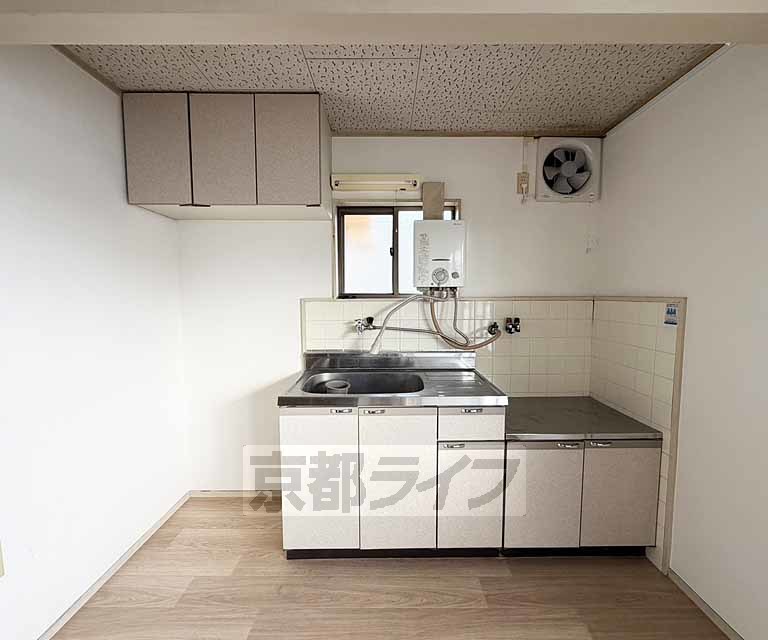 キッチン　窓付きのキッチンです。