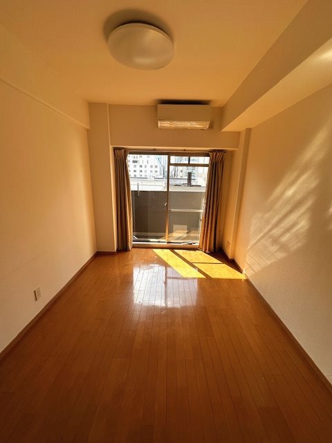 居室・リビング　広々7.5帖・大きめベッドも大きめテレビも置けます。