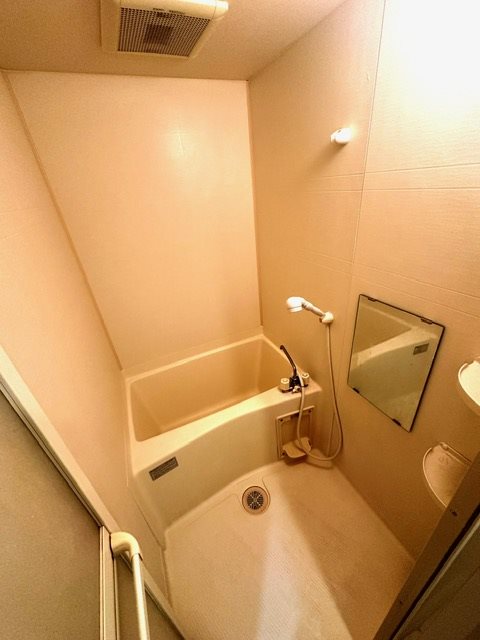 バス・シャワールーム　浴室乾燥機付き。脱衣所があるので使いやすいです。