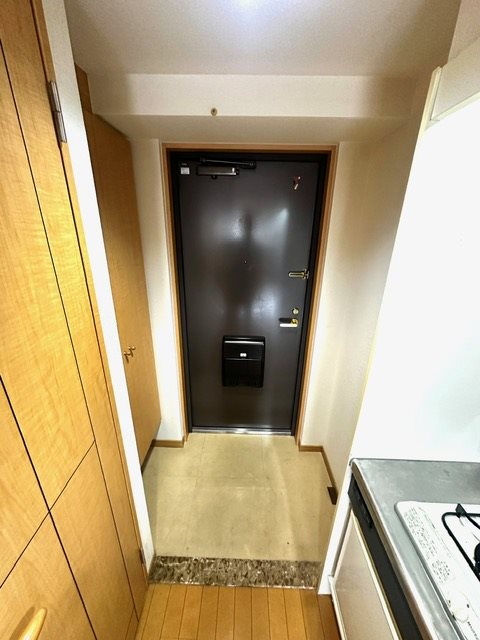 玄関　人感センサー付き。鍵は任意ですので、初期費用を抑えられます。