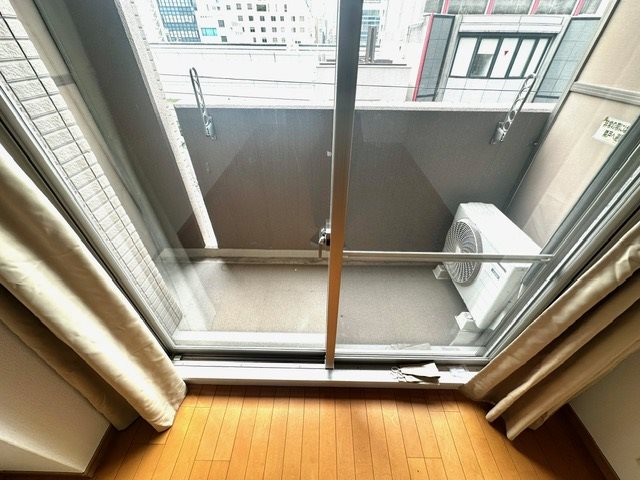 バルコニー　高速道路に近いですが、騒音・排気ガスの影響はない立地です。