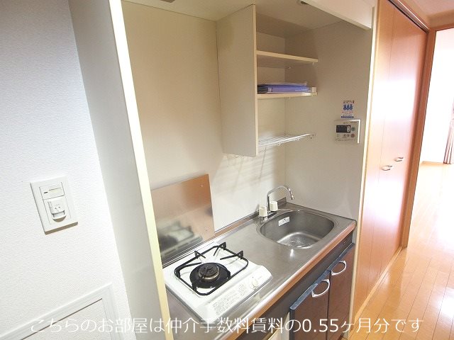 キッチン　単身向けシンプルシステムキッチン。都市ガスです。