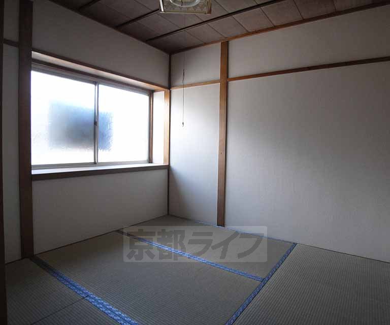 居室・リビング　玄関横の４．５帖和室です。
