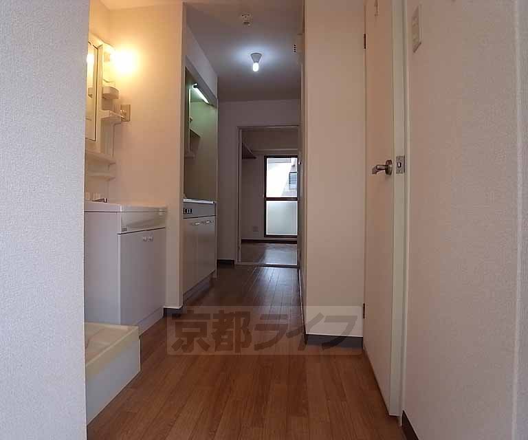 その他部屋・スペース　奥行きある廊下