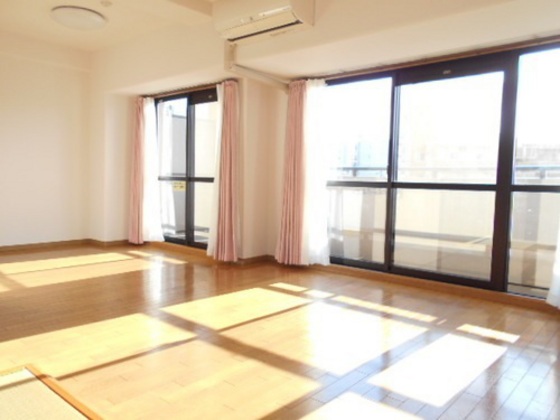 居室・リビング　※他号室の写真です