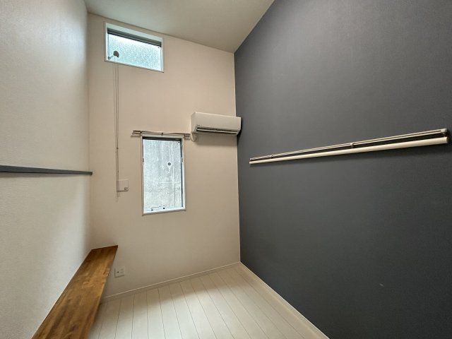 居室・リビング　アクセントクロスがおしゃれ！明るい居室