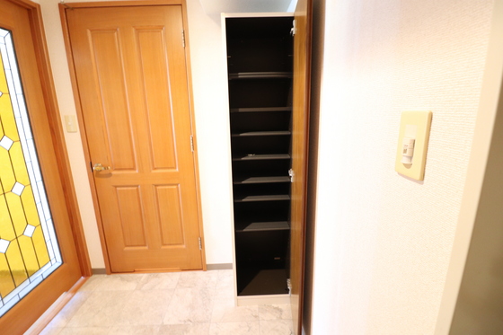 玄関　※別号室の写真です