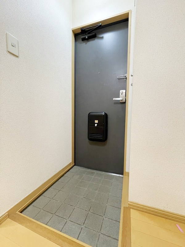 玄関　※同間取り参考写真です。