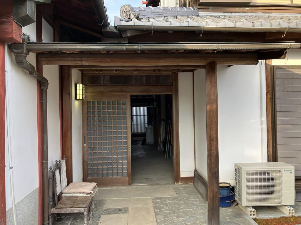 山田出口町貸家東側の玄関写真