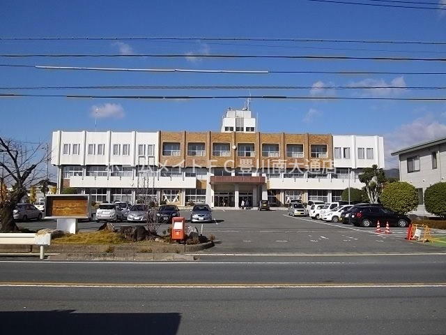 役所　豊川市一宮総合支所（役所）まで409m