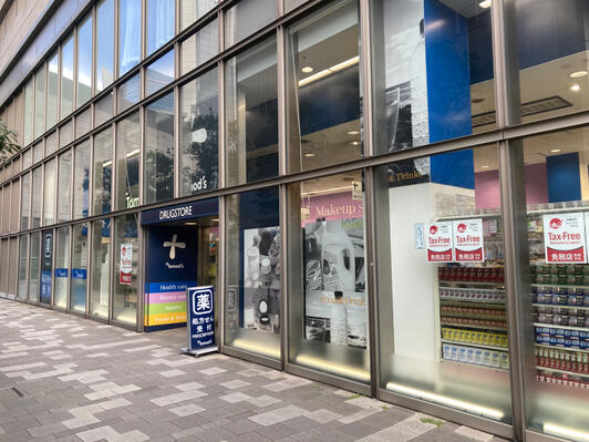 ドラックストア　トモズ六本木ヒルズ店（ドラッグストア）まで777m
