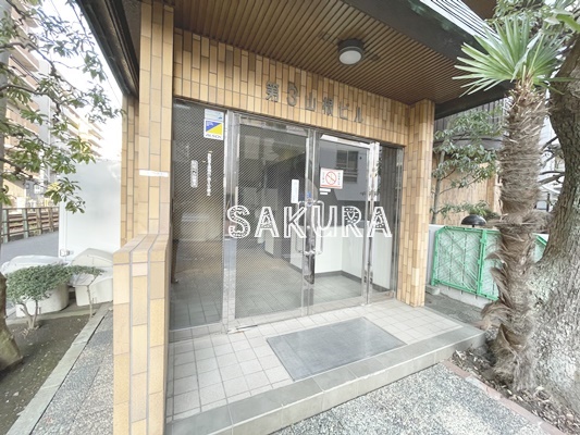 エントランス　重厚感のある建物デザイン♪