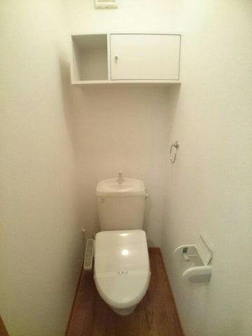 トイレ　落ち着いた色調のトイレです