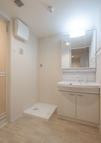 洗面設備　ゆったりとスペースのある洗面所