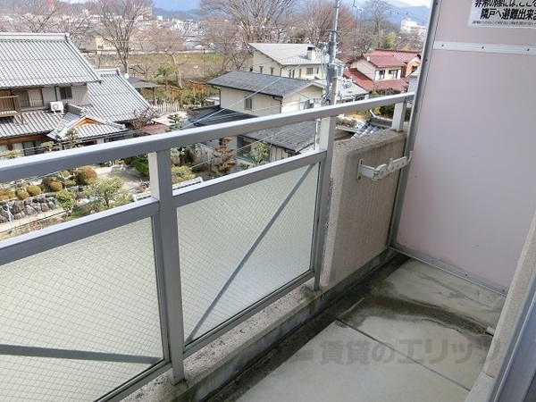 バルコニー　摺りガラスで採光ばっちりです。