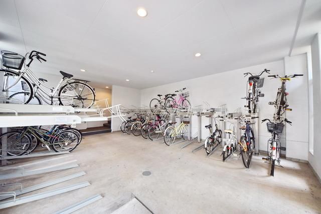 その他　★建物内屋根付きの駐輪場です★