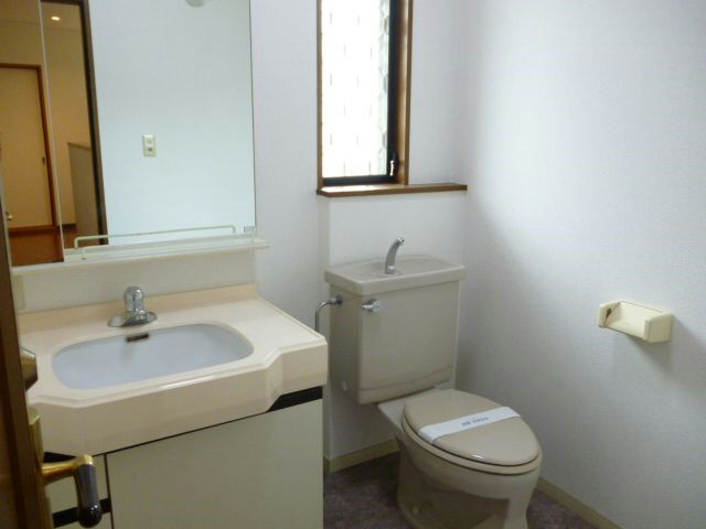 その他設備　2階のトイレです。洗面スペースとしても使える洗面台が付いてい