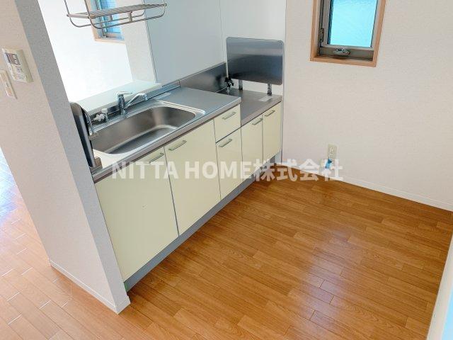 キッチン　小窓付きのキッチンスペースになります＊