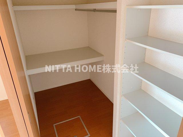 収納　ウォークインクローゼットにたくさん収納できます！