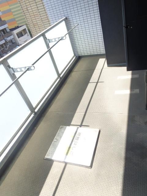 バルコニー　日当たりのよいバルコニー