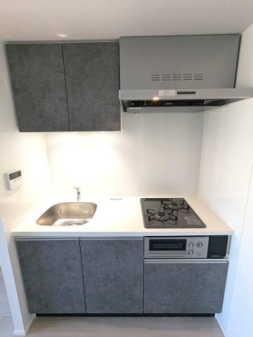 キッチン　グリル付ガス2口システムキッチン、瀟洒でお手入れ楽なガラスト