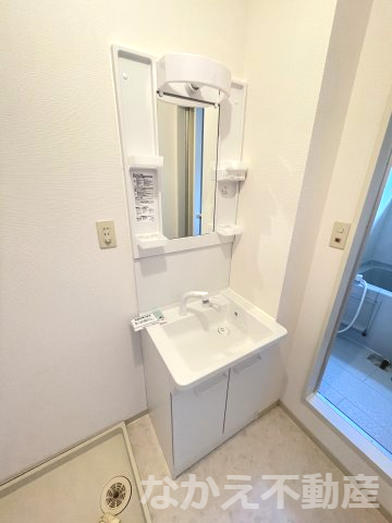 洗面設備　明るい洗面所です